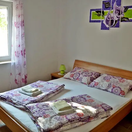 Maris Apartment *